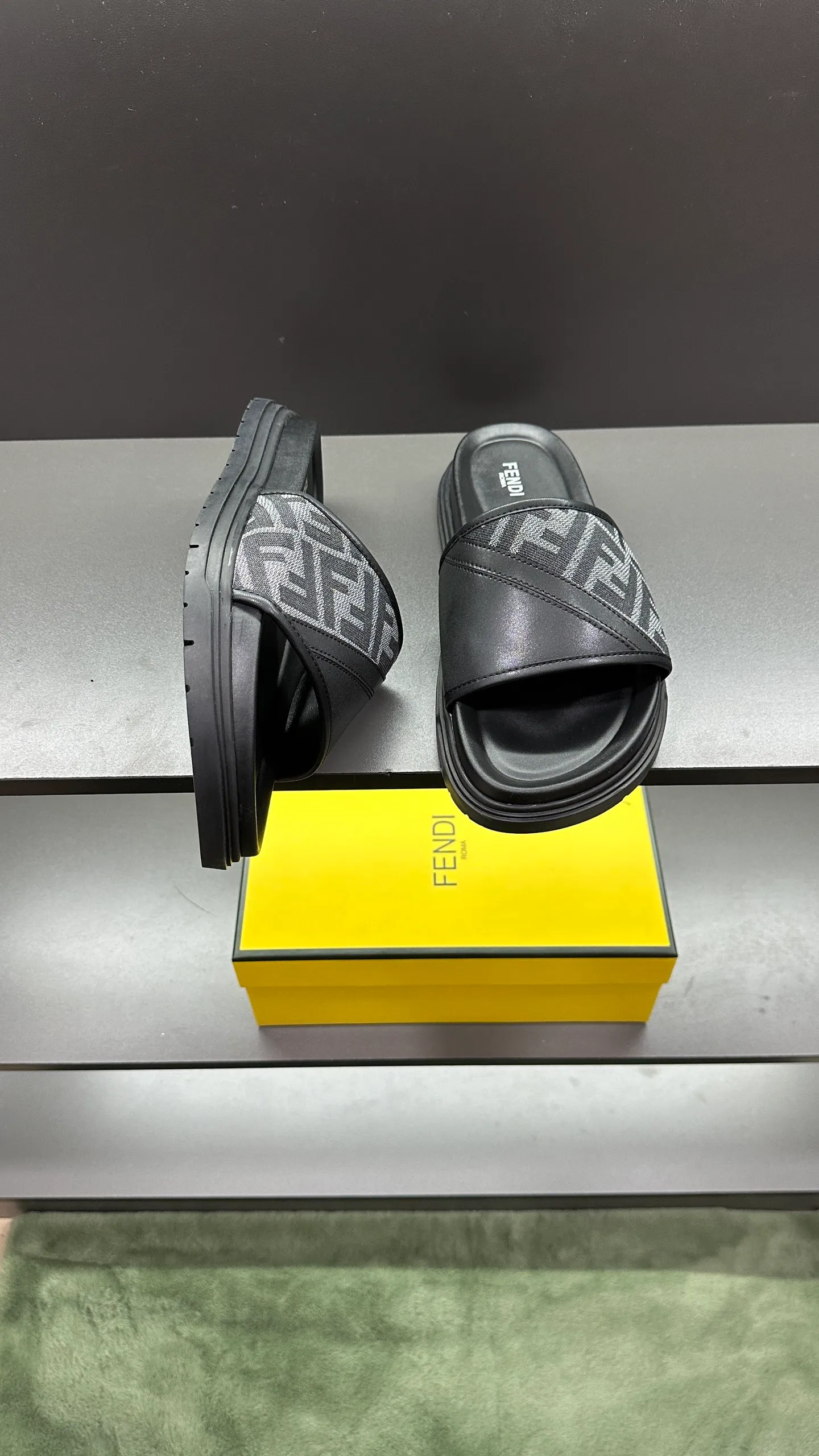 P300 [Fendi Slippers] High-end men's shoes brand, official website 1:1 latest masterpiece: original mold customization, fabrics made of imported original materials, upgraded outsole, lighter and non-slip. The market's top quality, simple yet tasteful, a must-have for fashionistas, fashionable at your feet, full of confidence, the same style at the counter 👍The season of summer slippers is here. Code: 38-45, 46 order